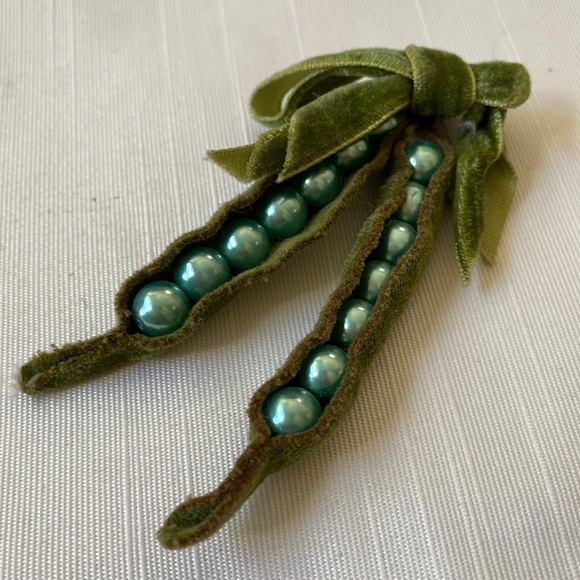 Vintage velvet Perl faux Peas in a Pod pin or ornament made in Japan - Picture 1 of 5